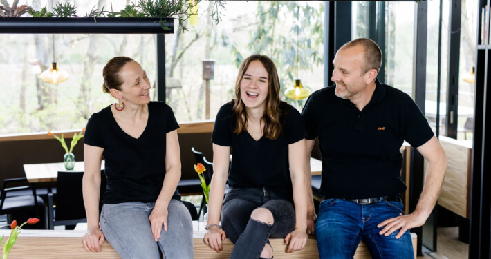 team_family_1920x1280